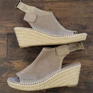 Size 10 daisy Fuentes wedges